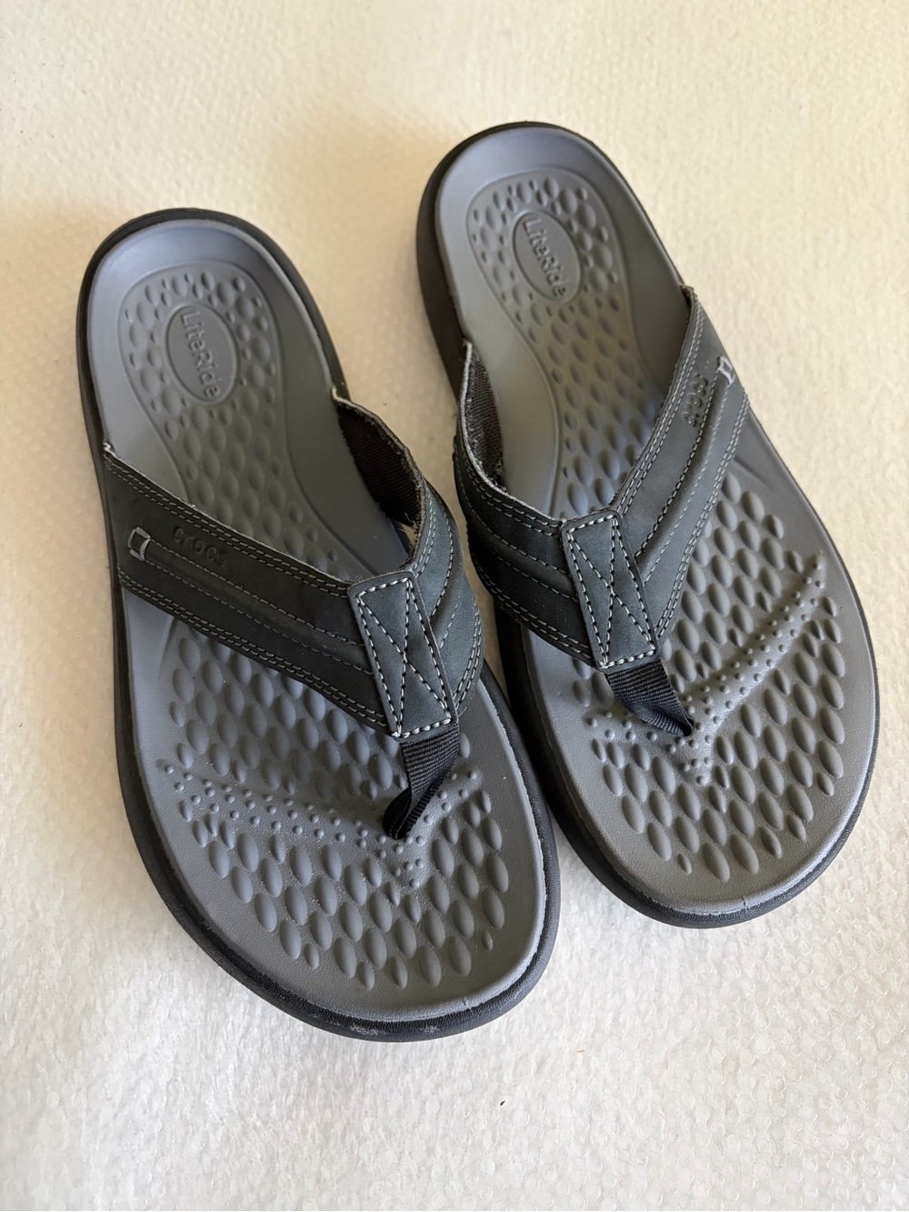 CROCS Men's Gray Flip-Flop Sandals Sz 8
